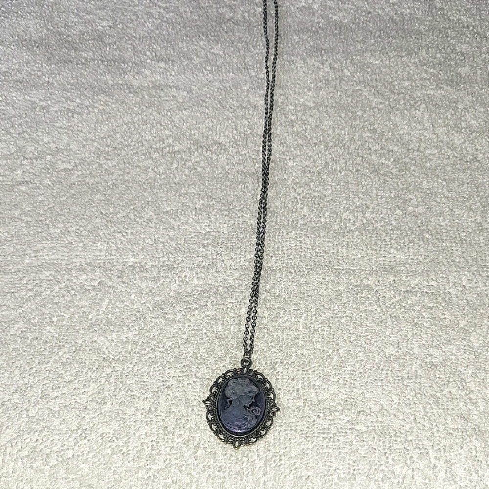 Elegant Silver Cameo Pendant Necklace